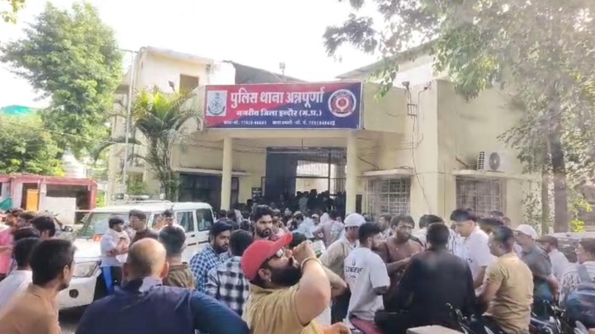 इंदौर में मचा बवाल, सैकड़ों स्वयंसेवकों ने घेरा पुलिस थाना, भाजपा नेता के खिलाफ कार्रवाई पर अड़े RSS के कार्यकर्ता