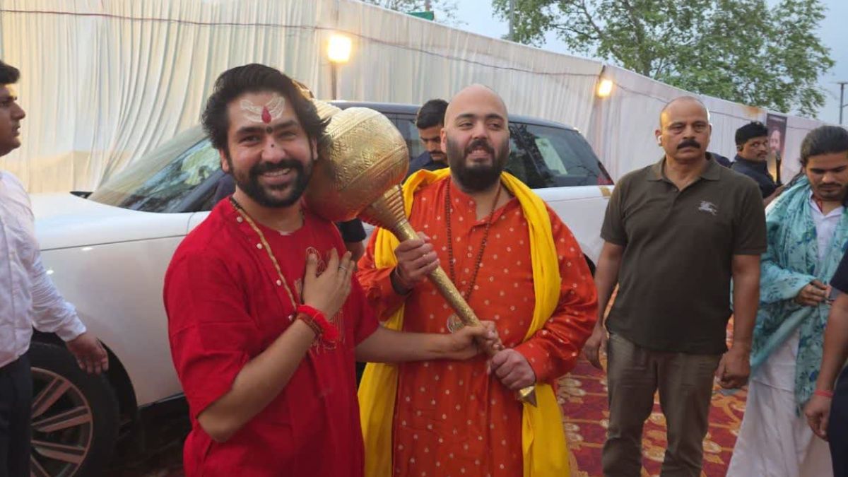 बागेश्वर धाम पहुंचे अनंत अंबानी, धीरेंद्र शास्त्री के साथ किए बालाजी के दर्शन, 11 कन्याओं का पूजन कर लिया आशीर्वाद