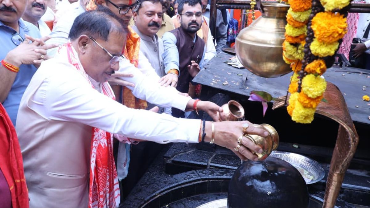 गुरु पूर्णिमा पर कोसमनारा पहुंचे मुख्यमंत्री विष्णु देव साय, सत्यनारायण बाबा धाम में की पूजा-अर्चना