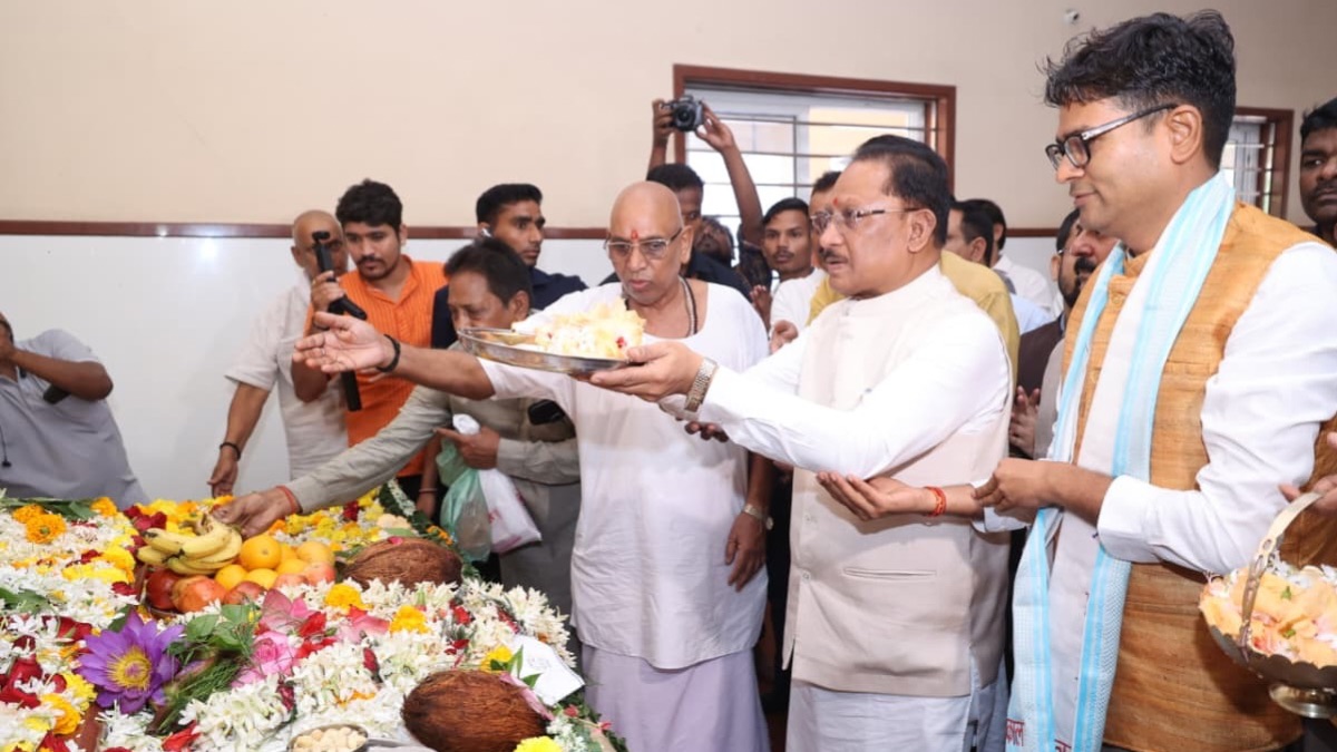 मुख्यमंत्री साय ने अघोर गुरु पीठ बनोरा में किए गुरु दर्शन, बाबा प्रियदर्शी राम से लिया आशीर्वाद