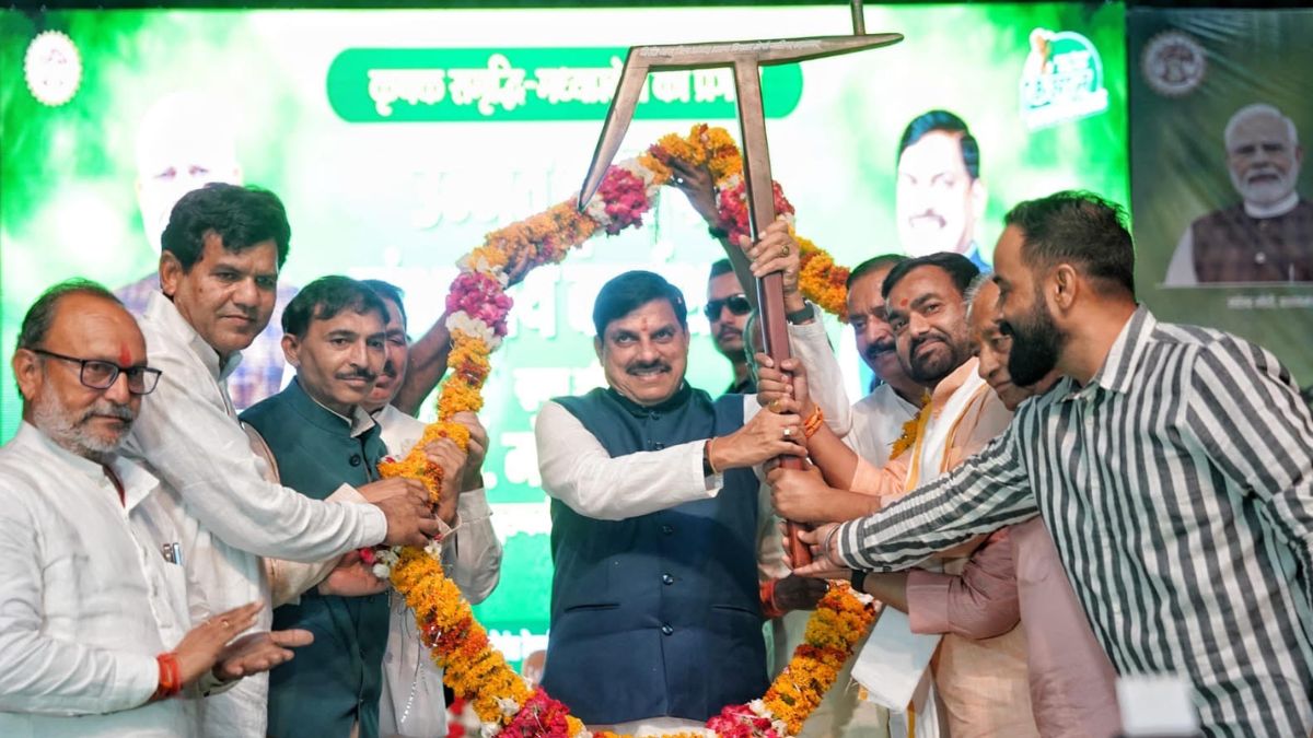 सीएम मोहन यादव ने किसानों से किया संवाद, कहा- उन्नत खेती व पशुपालन से बढ़ाएंगे आपकी आमदनी