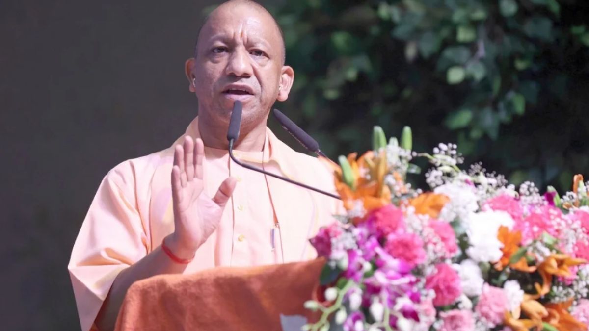 गाजियाबाद में अपना कुर्ता दिखाकर गरजे सीएम योगी, बोले – भगवा से नफरत करती थी सपा और कांग्रेस