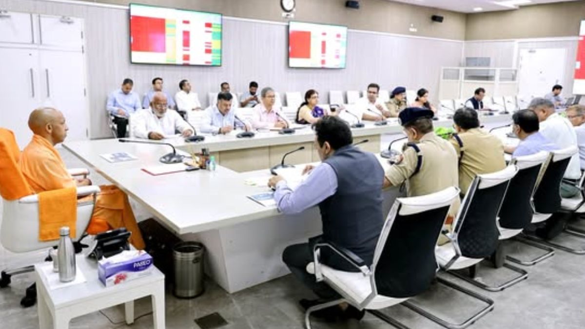 बाढ़ और सूखे पर सीएम योगी आदित्यनाथ सख्त, अधिकारियों को दिए राहत-बचाव कार्य तेज करने के निर्देश