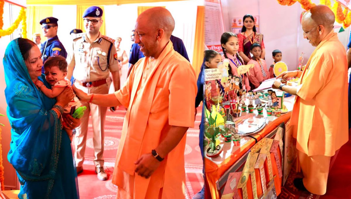 मुख्यमंत्री योगी ने बुलाया तो दौड़कर मंच पर पहुंचीं महिलाएं, भेंट किया हाथ से बनाया गया चित्र