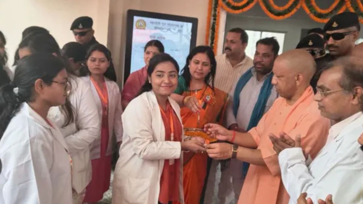गोरखपुर में सीएम योगी आदित्यनाथ ने दी बड़ी सौगात, आयुष विश्वविद्यालय में नए छात्रावास का किया उद्घाटन