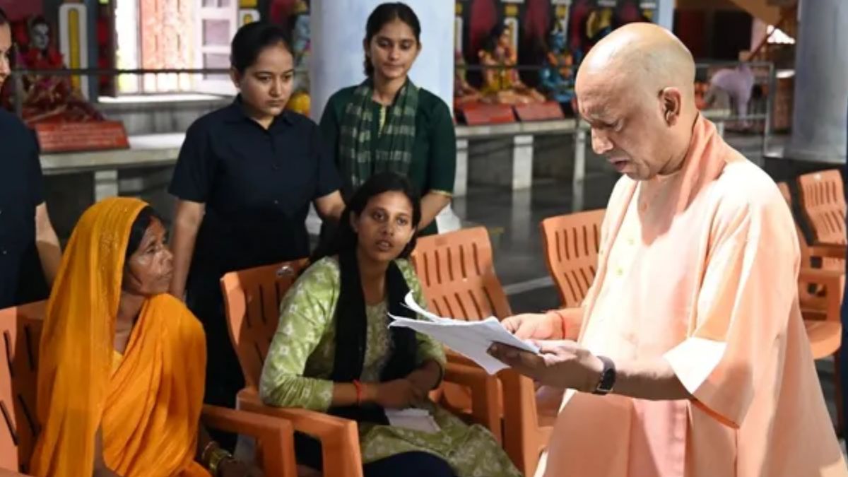 बारिश के बीच जनता के बीच पहुंचे सीएम योगी, जनता दर्शन में सुनीं 250 लोगों की समस्याएं, बोले – घबराइए मत, सबकी होगी भरपूर मदद