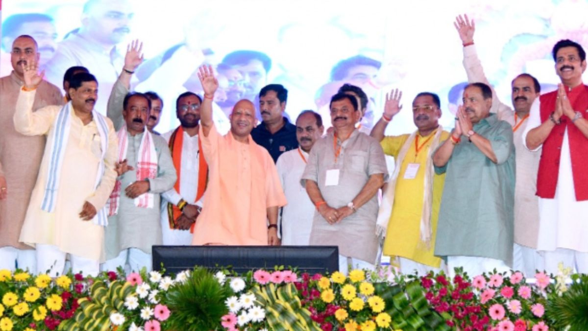 कुशीनगर में सपा पर जमकर बरसे सीएम योगी आदित्यनाथ, बोले – युवाओं का रोजगार खा गए