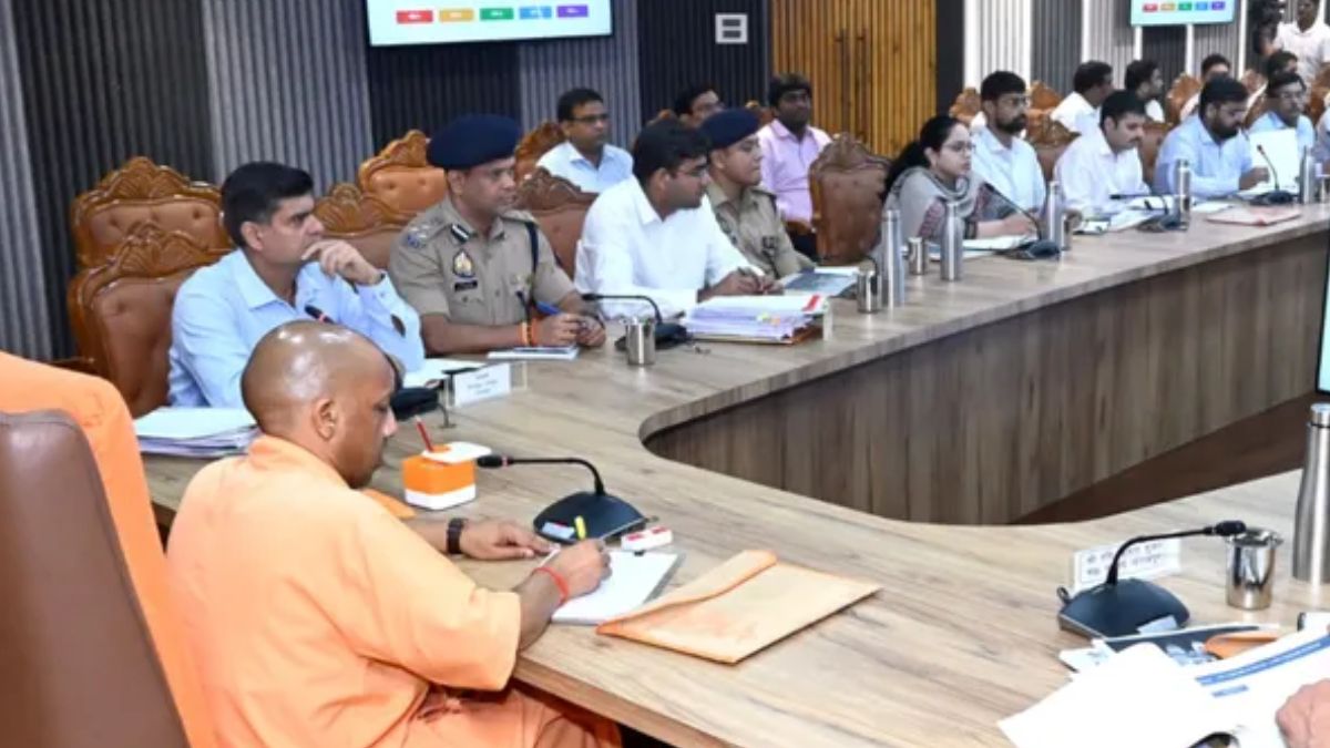 सीएम योगी आदित्यनाथ ने अफसरों को दी सख्त चेतावनी, बोले- जलभराव पर लापरवाही बर्दाश्त नहीं, होगी कड़ी कार्रवाई