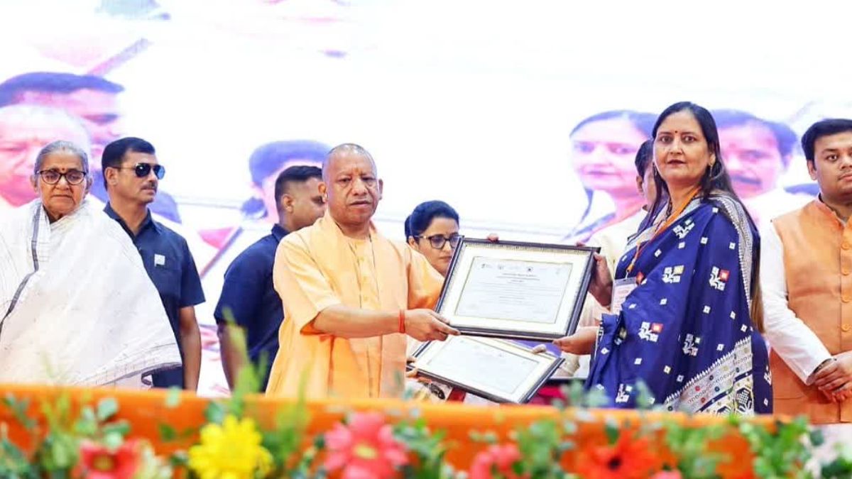 उत्तरप्रदेश में शिक्षकों के लिए बड़ी खुशखबरी, 5 लाख के कैशलेस इलाज के साथ मिलेगा 1 करोड़ का लाइफ इंश्योरेंस