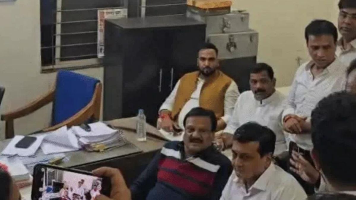 इंदौर कांग्रेस अध्यक्ष चिंटू चौकसे से पुलिस ने 4 घंटे की पूछताछ, पंढरीनाथ थाने के बाहर कांग्रेसियों ने जताया विरोध