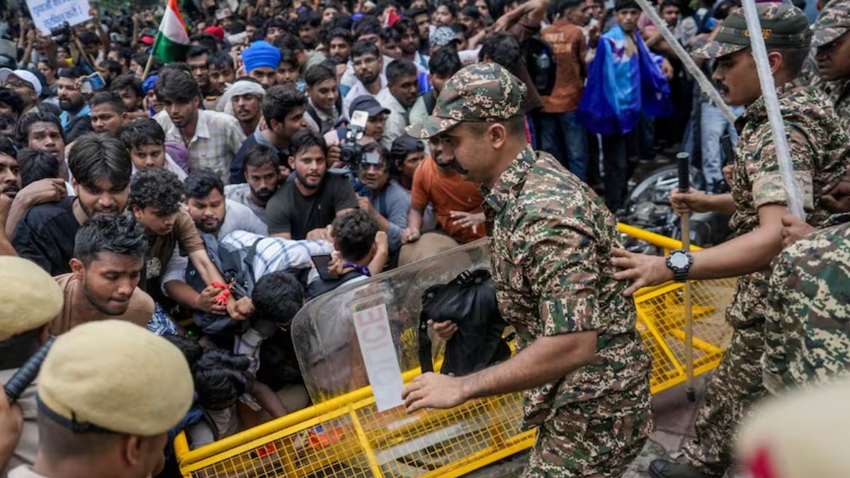 कॉकरोच जनता पार्टी के समर्थक संसद में घुसने की कर रहे कोशिश, पुलिस ने छोड़े आसूं गैस के गोले
