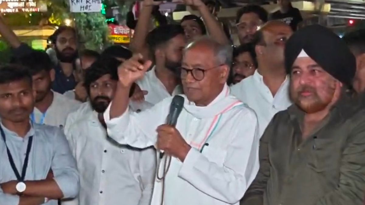 इंदौर में छात्रों के प्रदर्शन में शामिल हुए पूर्व सीएम दिग्विजय सिंह, बोले – धर्मेंद्र प्रधान का इस्तीफा होना चाहिए