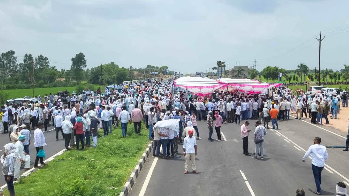 इंदौर-नागपुर नेशनल हाईवे हुआ जाम, सड़क पर बैठे 5 हजार किसान, मूंग खरीदी की मांग को लेकर कर रहे प्रदर्शन