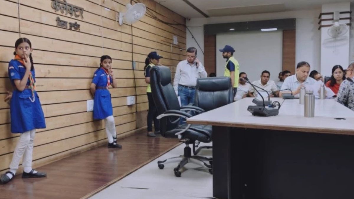 इंदौर कलेक्ट्रेट में घंटों खड़ी रही बच्चियां, कलेक्टर के बोलने पर भी नहीं मिली कुर्सी, बैठे रहे अधिकारी