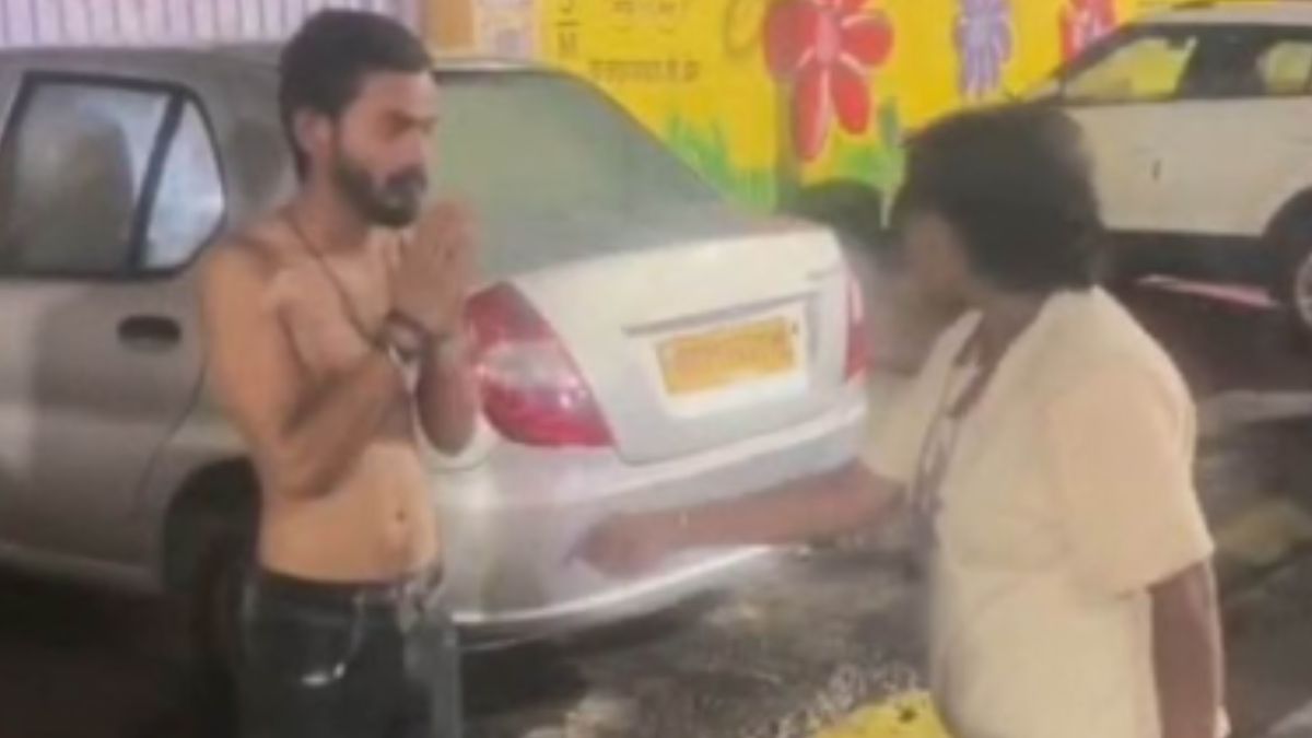 इंदौर में युवती ने युवक को सरेआम पीटा, कपड़े उतरवाकर मंगवाई माफी, छेड़छाड़ का लगाया आरोप