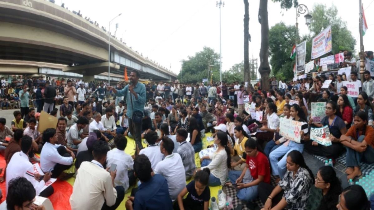इंदौर का टंट्याभील चौराहा बना जंतर मंतर, धरने पर बैठे सैकड़ों छात्र, शिक्षा मंत्री धर्मेंद्र प्रधान के इस्तीफे की कर रहे मांग