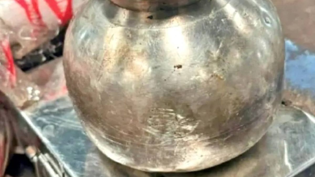 इंदौर में महिला ने कचरे में फेंक दिया 2 किलो चांदी का पुश्तैनी लोटा, सफाई मित्रों ने 24 घंटे में सैकड़ों टन मलबे से खोज निकाला