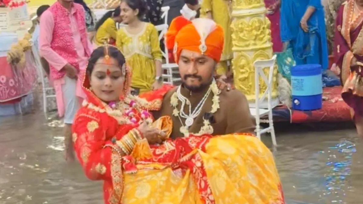 इंदौर में बारिश से हाल बेहाल, दुल्हन को मंडप तक गोद में उठाकर लेकर जाना पड़ा, वीडियो हुआ वायरल