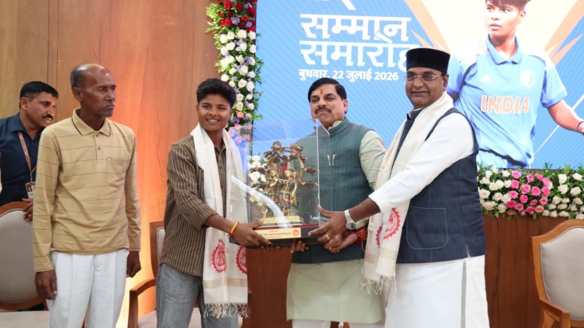 हमारी बेटियां किसी से कम नहीं… सीएम मोहन यादव ने अंतरराष्ट्रीय क्रिकेटर क्रांति गौड़ का किया सम्मान