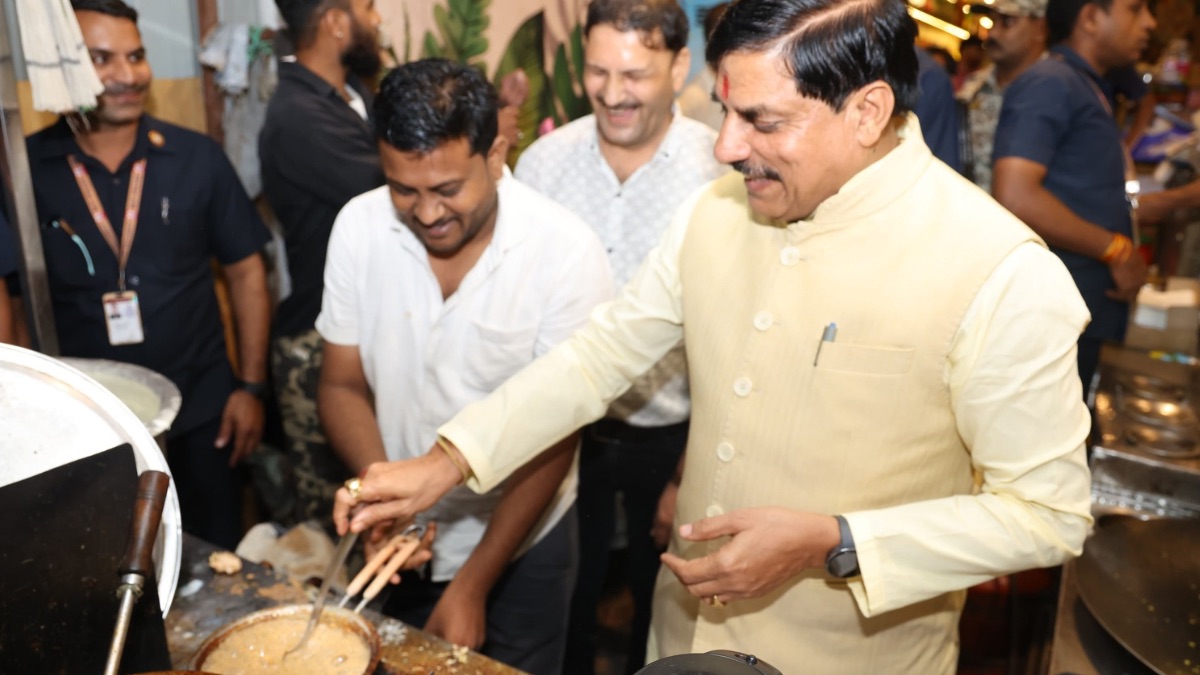 खुद बनाई चाय, संवाद से लोगों का जीता दिल, देखें सीएम मोहन यादव की सादगी के फोटोज