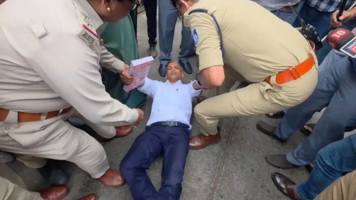 मंत्री कैलाश विजयवर्गीय के घर के बाहर दंपति ने किया प्रदर्शन, छात्रों को कीड़े बोलने पर जताई नाराजगी, पुलिस ने हिरासत में लिया