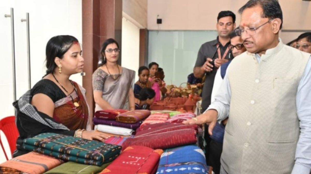करघे से कमाई तक: धमतरी के ग्राम नारी की बुनकर महिलाओं ने लिखी आत्मनिर्भरता की नई इबारत
