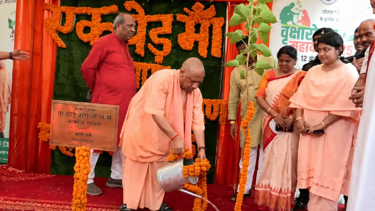 सीएम योगी ने किया 35 करोड़ पौधरोपण महाअभियान का शुभारंभ, बोले- ‘एक पेड़ मां के नाम’ भविष्य सुरक्षित करने का संकल्प