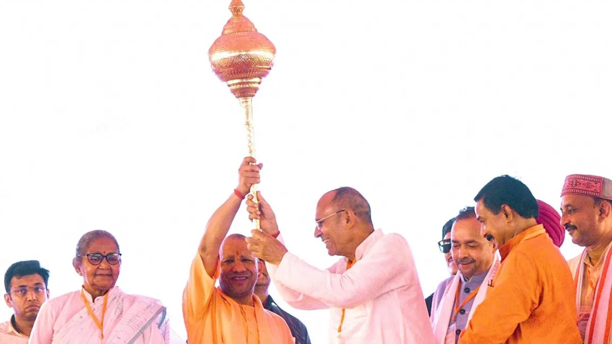 संभल में विपक्ष पर सीएम योगी ने किया हमला, बोले – जो खुद को बाबर की संतान मानते हैं, नया भारत उन्हें जवाब देगा