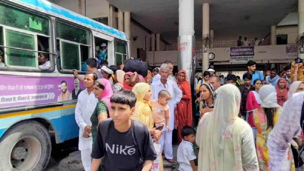 मुफ्त सफर के आदेश बेअसर, रक्षाबंधन पर बहनों से किराया वसूली; बसों की कमी से यात्री बेहाल