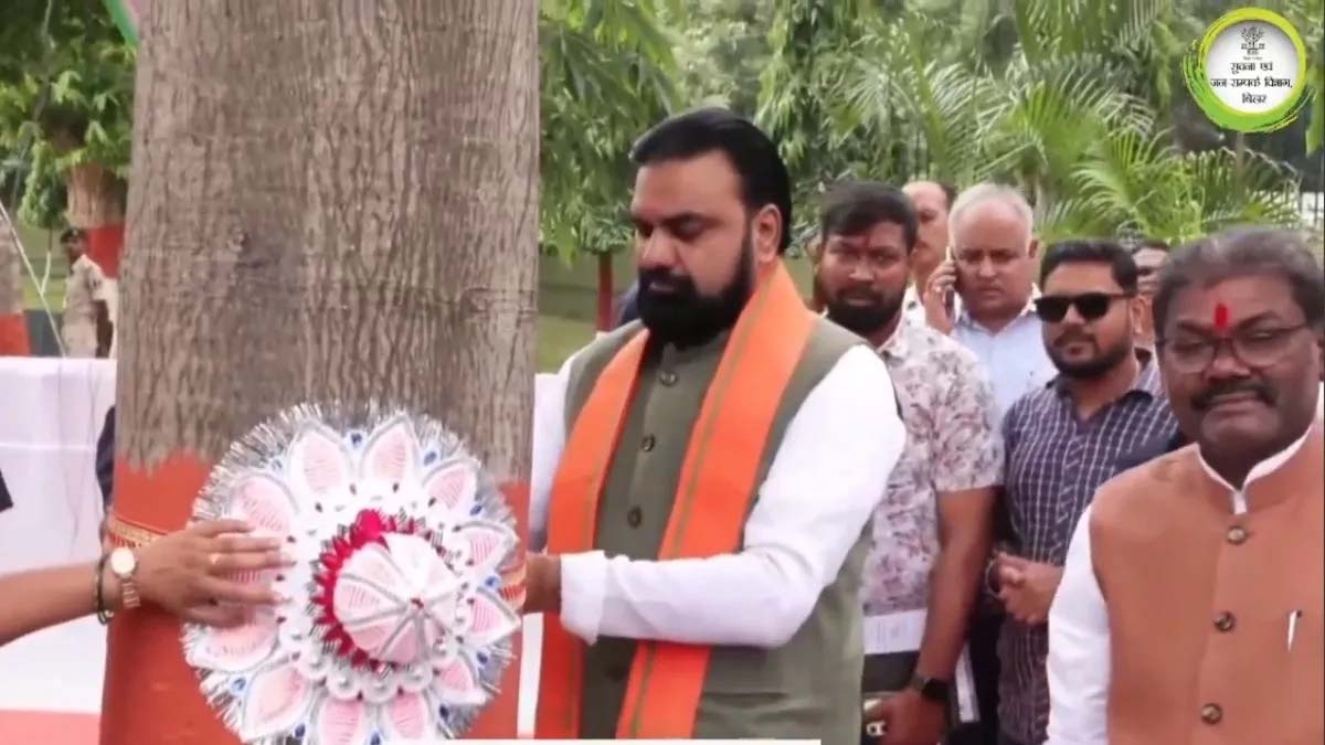 बिहार में अनोखा रक्षाबंधन: CM सम्राट ने पेड़ को राखी बांधकर लिया प्रकृति बचाने का संकल्प