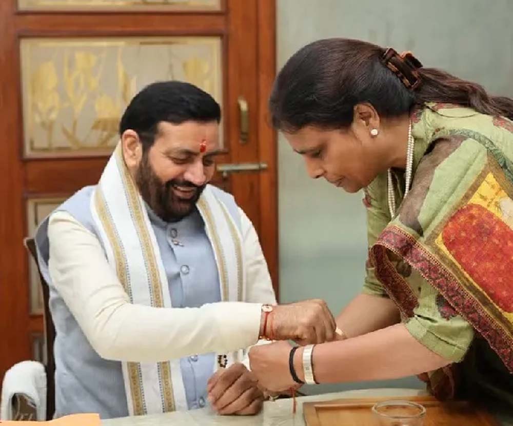 रक्षाबंधन पर सजा नेताओं की कलाई पर प्यार का धागा, CM सैनी को स्कूली छात्राओं ने बांधी राखी