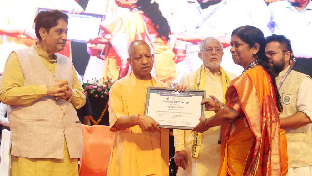 मुख्यमंत्री योगी ने प्रदेश के विकास में योगदान देने वाले उद्यमियों को किया सम्मानित