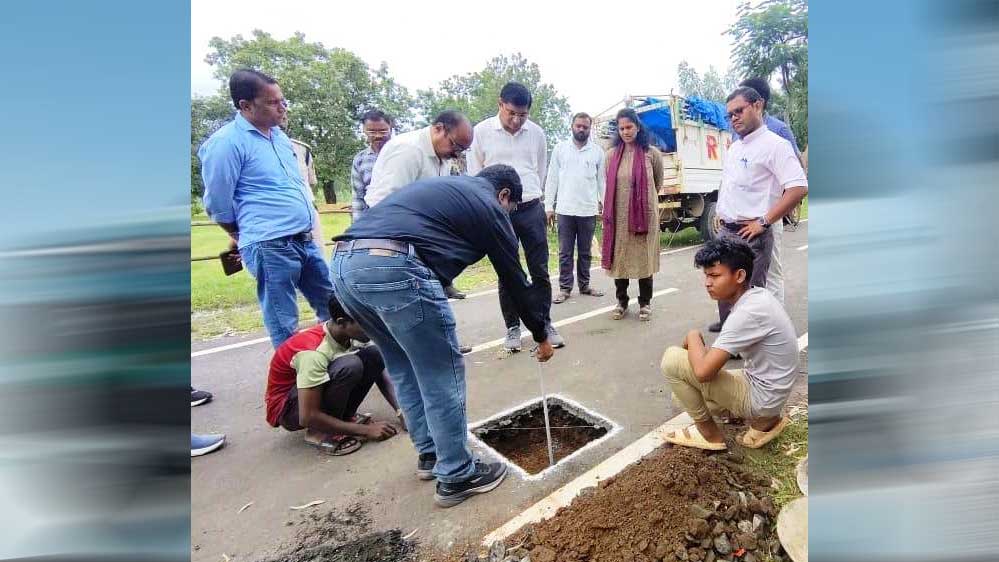 पिट लगाकर जांची सड़क की परतें, पीएमजीएसवाई सड़कों की गुणवत्ता पर कलेक्टर की पैनी नजर