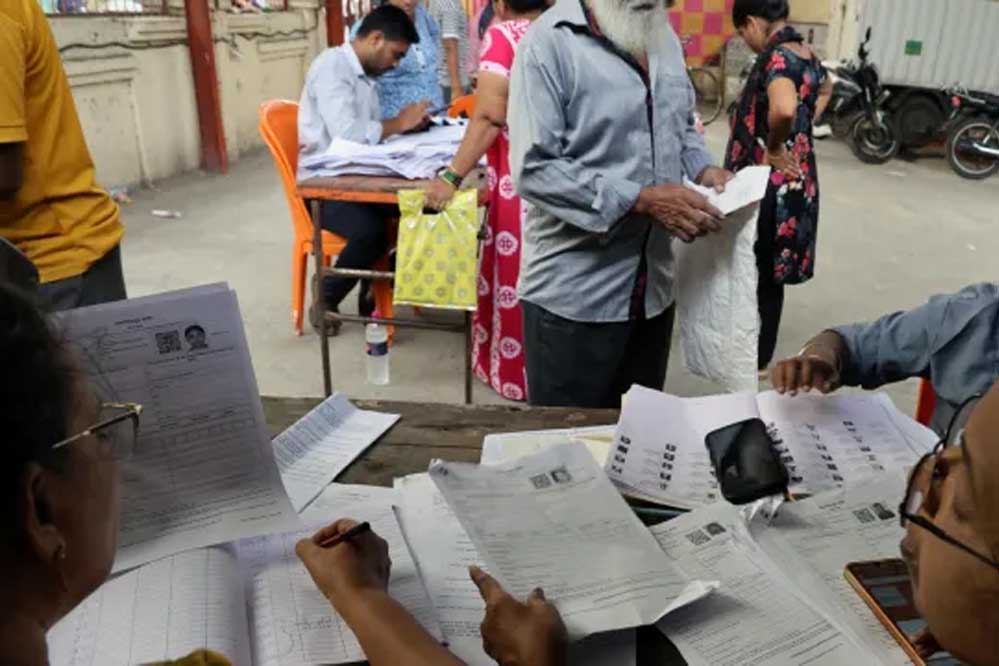 SIR नोटिस के बाद पंजाब में बढ़ी हलचल! 1.46 लाख लोगों के नाम पर संकट, कैंपों में जुटी भीड़