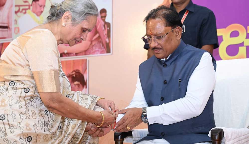 मुख्यमंत्री निवास में रक्षाबंधन का आत्मीय उल्लास, विभिन्न क्षेत्रों से पहुंचीं माताओं-बहनों ने मुख्यमंत्री को बांधी राखी
