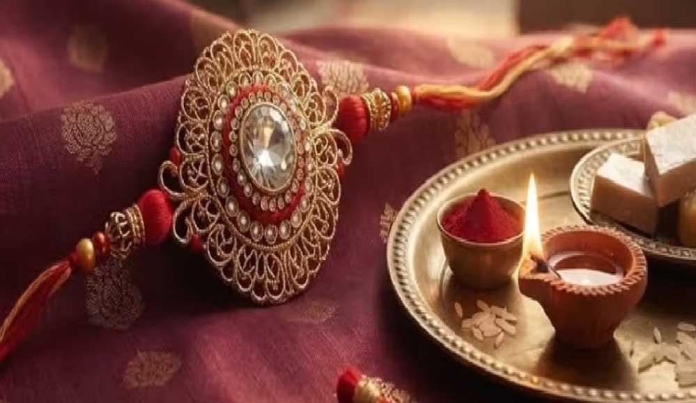 रक्षाबंधन पर खास आयोजन! हनुमान जी को 12 फीट की राखी, महिलाओं के खाते में आएंगे ₹1000
