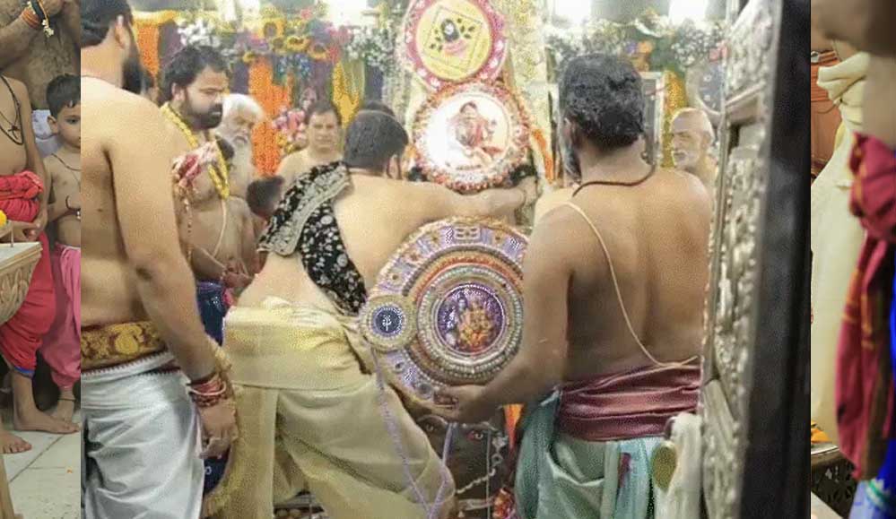 महाकाल को अर्पित हुई 2 फीट की राखी! पुजारी परिवार की महिलाओं ने भस्म आरती में निभाई परंपरा