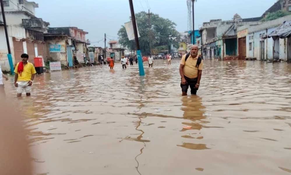 मंदाकिनी नदी का रौद्र रूप, नागौद थाने में घुसा पानी; चित्रकूट में जलभराव से हाल बेहाल