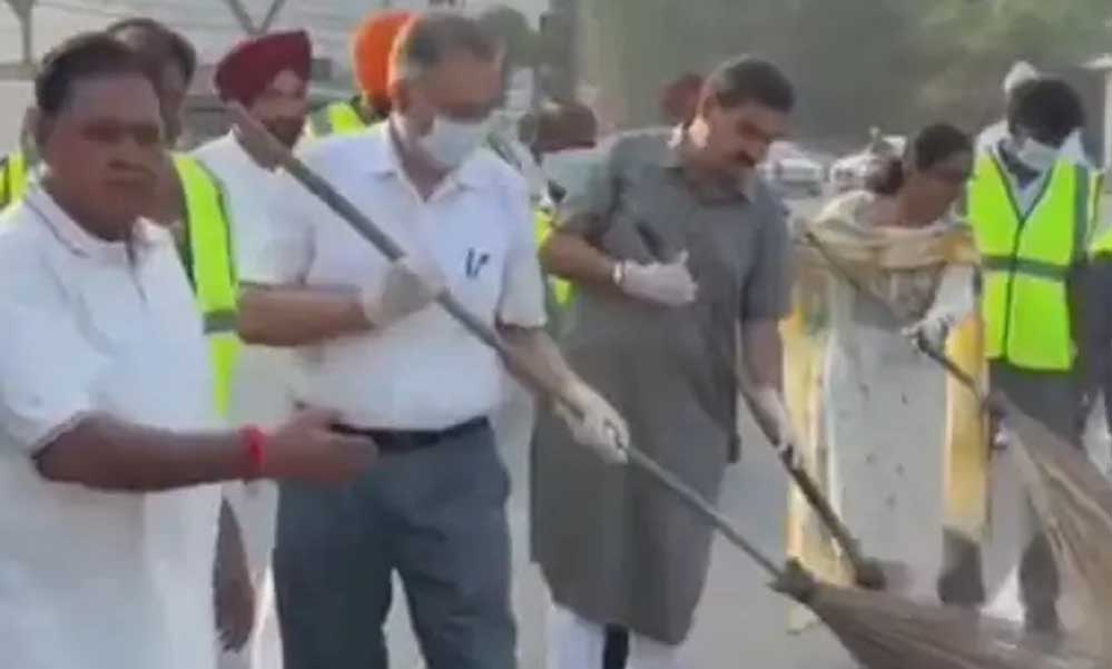जालंधर में मंत्री, मेयर और DC ने थामी झाड़ू, AAP ने शुरू किया ‘मिशन क्लीन पंजाब’