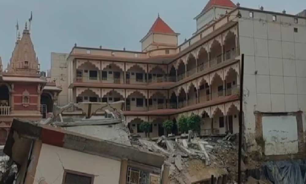 स्वामी नारायण मंदिर का एक हिस्सा अचानक ढहा, प्रयागराज में कई महीनों से चल रहा था निर्माण कार्य