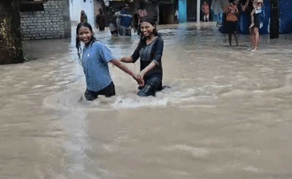 देश में बारिश का दोहरा कहर! 6 राज्यों में अलर्ट, चित्रकूट में फंसे लोगों को हेलिकॉप्टर से बचाया
