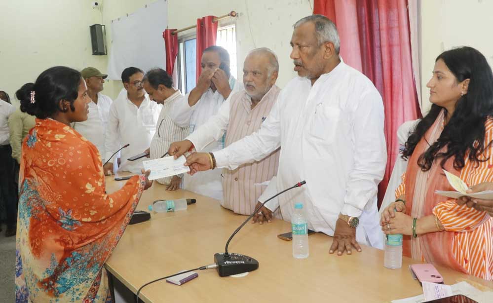 नालंदा में ग्रामीण विकास मंत्री श्रवण कुमार ने 119 लाभुकों को दिया योजनाओं का लाभ