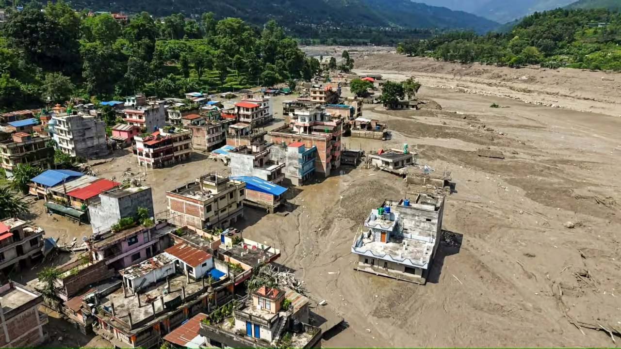 नेपाल में बाढ़ का कहर जारी, 20 हजार से ज्यादा बचावकर्मी जुटे; चीन की ओर बनी झील से फिर बढ़ा खतरा