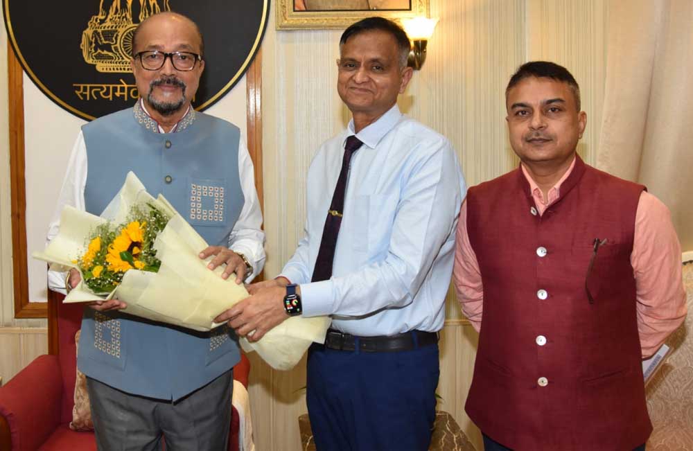 राज्यपाल रमेन डेका से एम्स के कार्यपालक निदेशक ने की सौजन्य मुलाक़ात