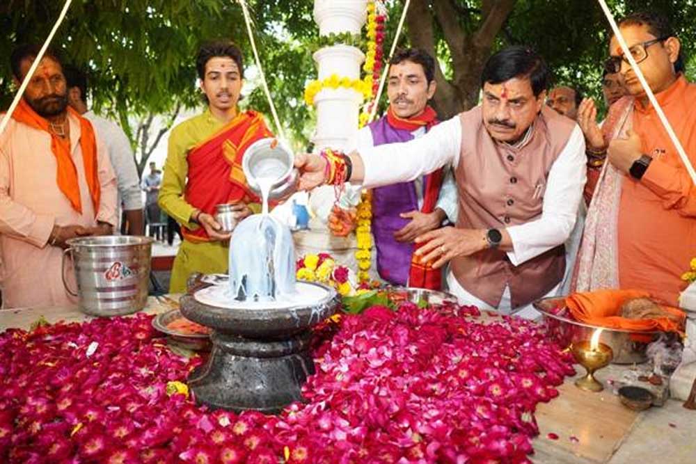 मुख्यमंत्री डॉ. यादव पहुंचे खाचरौद में स्वामी  निजानंद जी महाराज के आश्रम