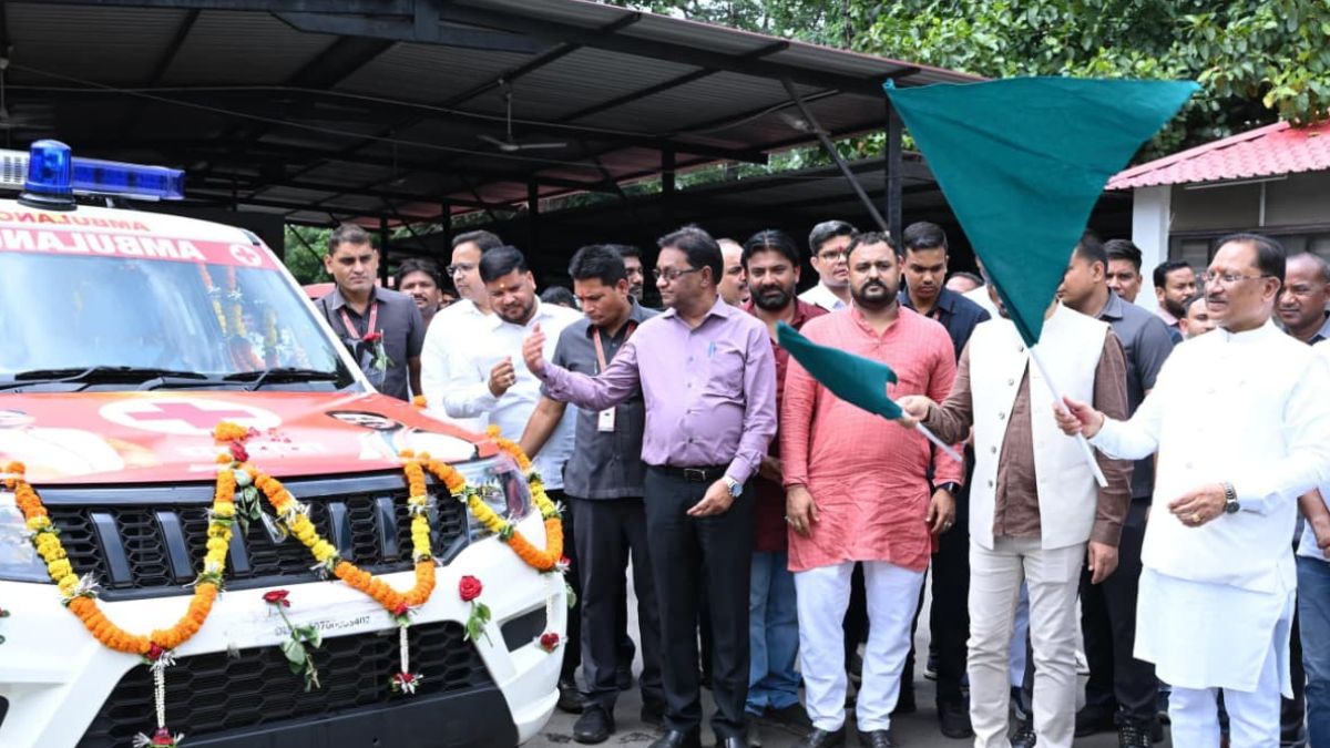 मुख्यमंत्री विष्णु देव साय ने धरसींवा विधानसभा को दी निःशुल्क एम्बुलेंस की सौगात