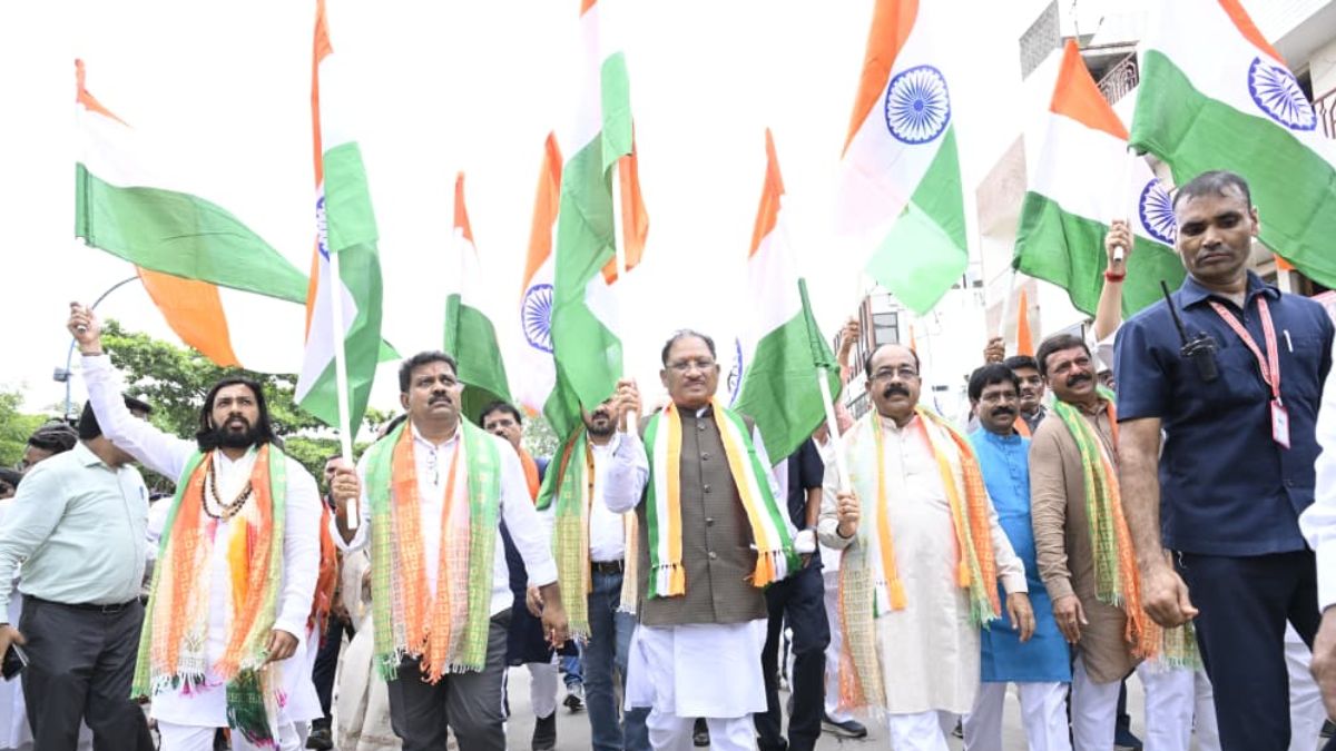 मुख्यमंत्री विष्णु देव साय ने हाथ में तिरंगा थामकर किया भव्य तिरंगा यात्रा का नेतृत्व