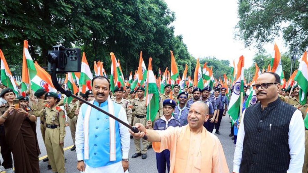 योगी सरकार का हर घर तिरंगा मिशन: 5 करोड़ घरों तक पहुंचेगा राष्ट्रीय ध्वज, सिनेमाघरों में भी गूंजेगा राष्ट्रगान