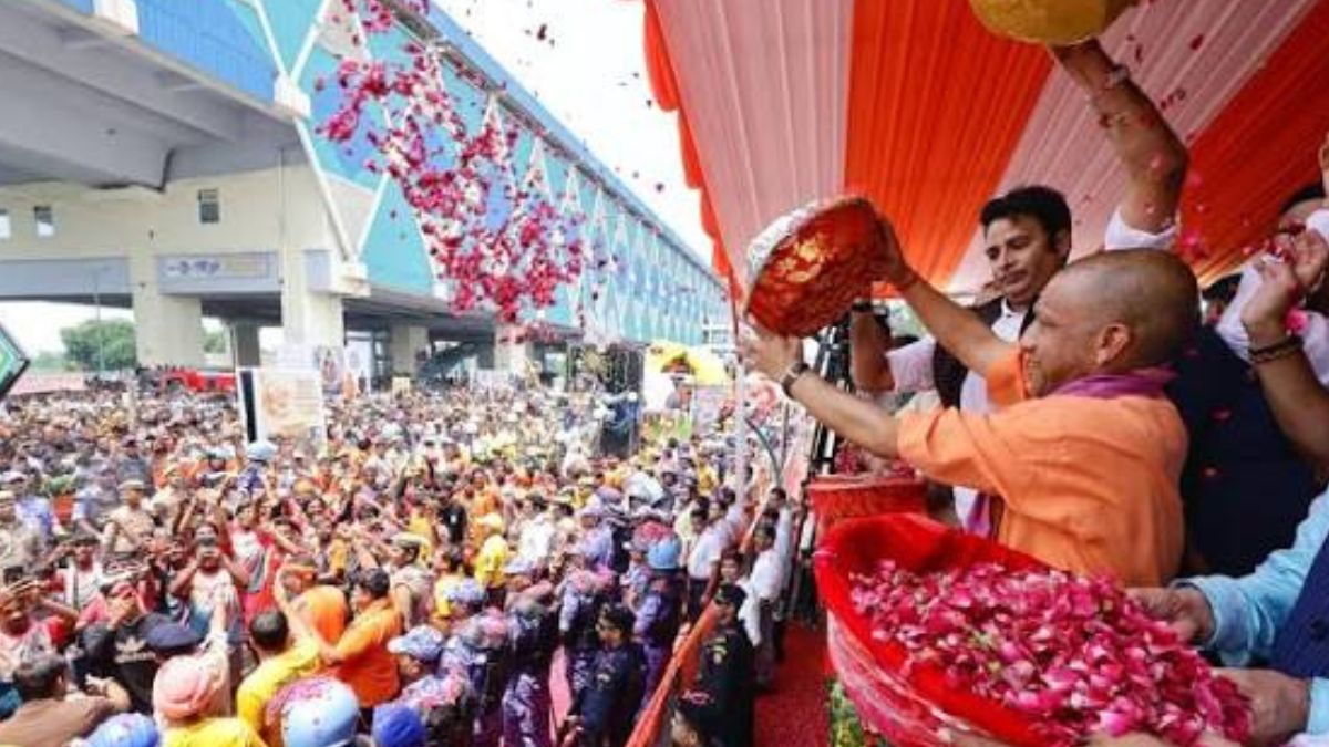 भोलेनाथ के भक्तों पर सीएम योगी ने की श्रद्धा की पुष्पवर्षा