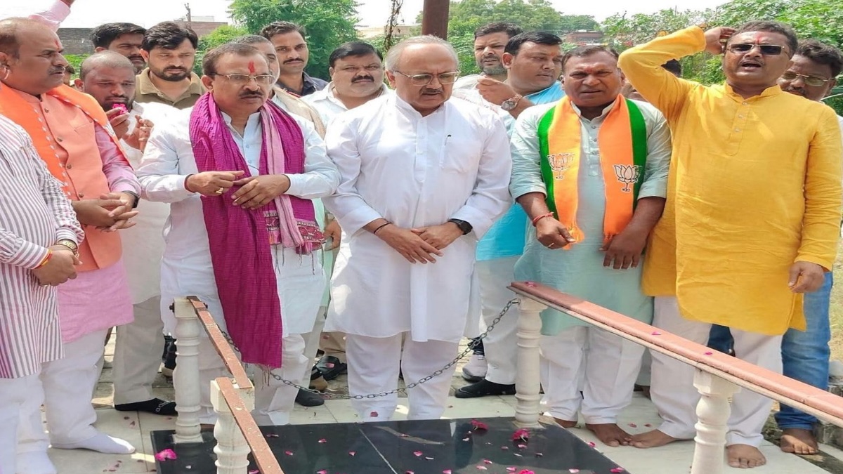 राहुल गांधी के दादा फिरोज गांधी की कब्र पर भाजपा विधायक ने पुष्प अर्पित किए, उपेक्षा पर दिखाया आईना